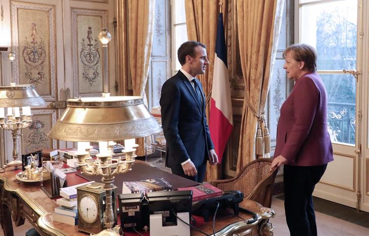 Merkel abre a porta a acordo com Macron sobre reforma da zona euro