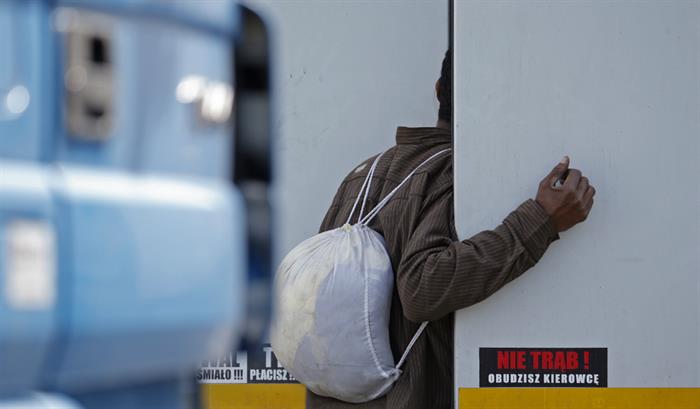 Cada vez mais migrantes escondem-se nos camiões portugueses em França