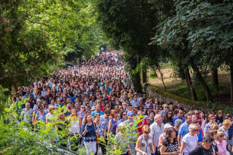 Milhares de fiéis sobem monte de Santa Luzia para cumprir promessa centenária