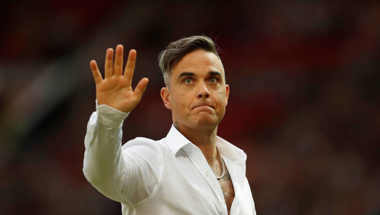 Robbie Williams e o brasileiro Ronaldo juntos na abertura do Mundial de futebol