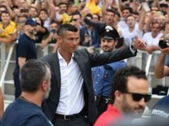 Cristiano Ronaldo recebido por centenas de adeptos em Turim