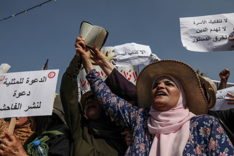 Havia mulheres contra os direitos das mulheres entre os manifestantes na Tunísia