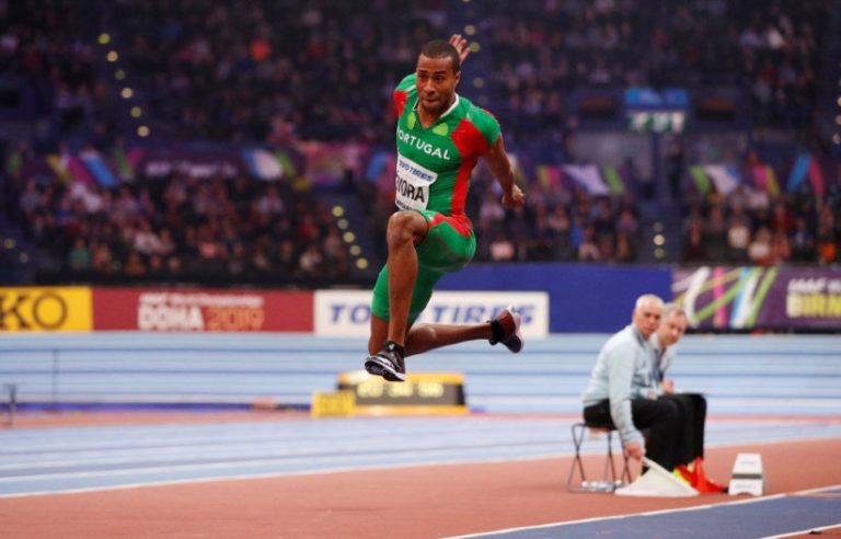 Nelson Évora na final do triplo salto. Francês Jean-Marc Pontvianne também na final