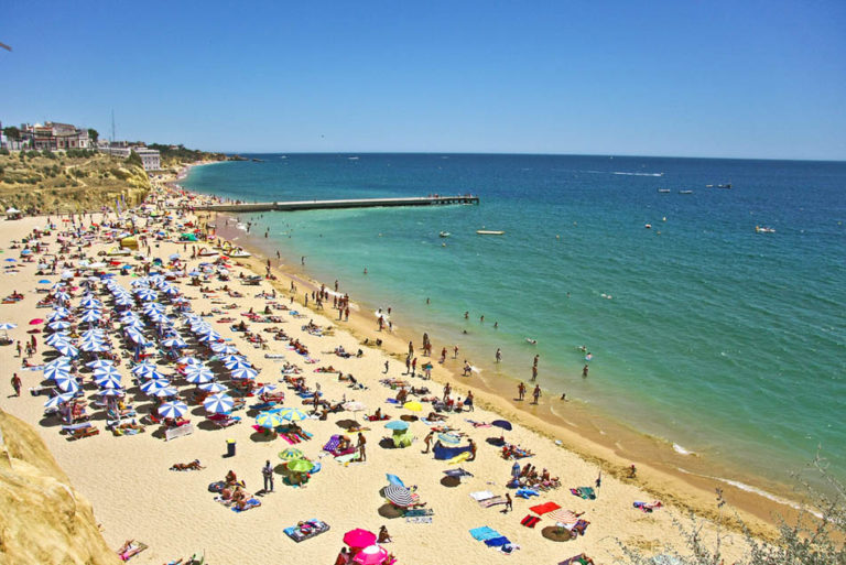 Covid-19: Algarve com reservas antecipadas de toldos de praia para verão incerto