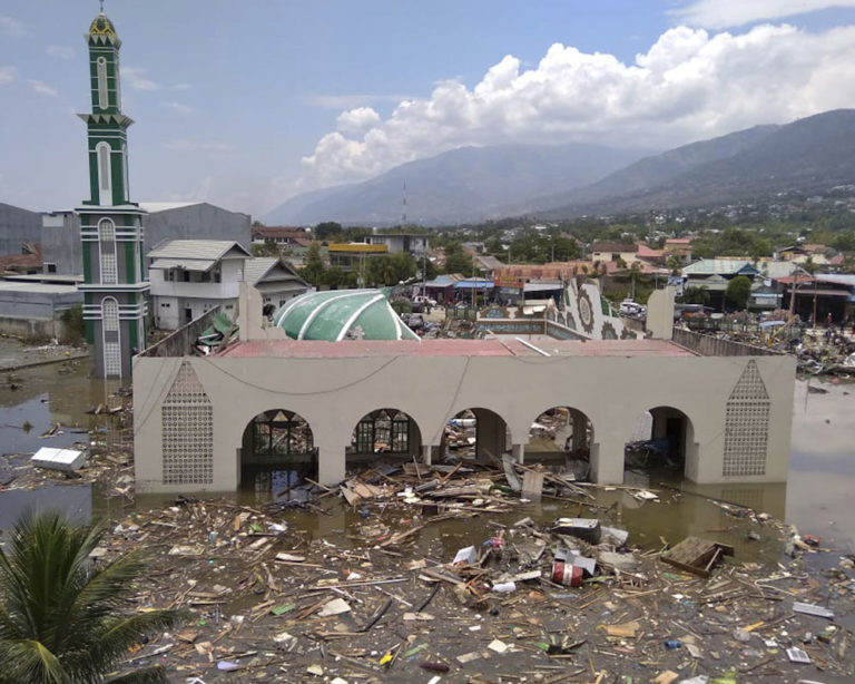 Tsunami na Indonésia causou mais de 800 vítimas mortais