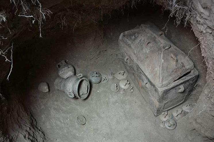 Agricultor fica com o carro atascado e descobre túmulo com 3400 anos