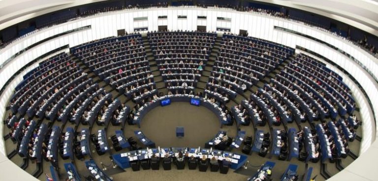 Eurodeputados aprovam novas regras para audiovisual que abrangem Netflix e Youtube