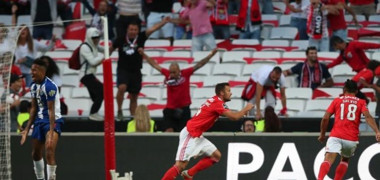 Benfica bate FC Porto quatro anos depois e sobe à liderança da I Liga