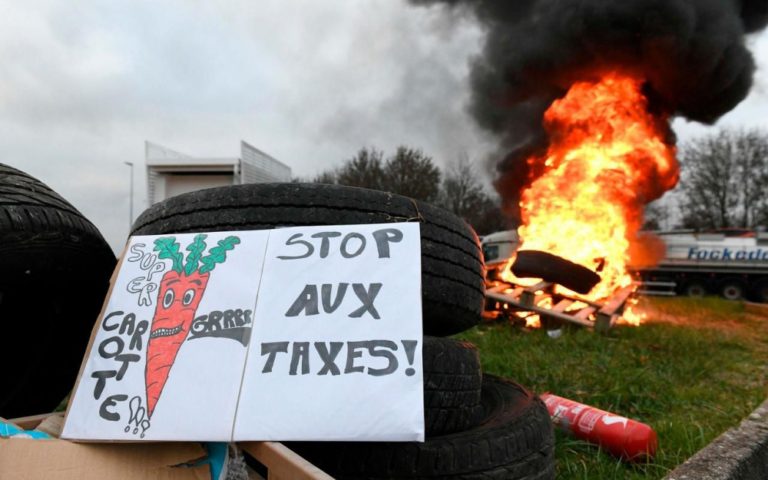 “Coletes amarelos” provocam caos em França. Um morto e dezenas de feridos
