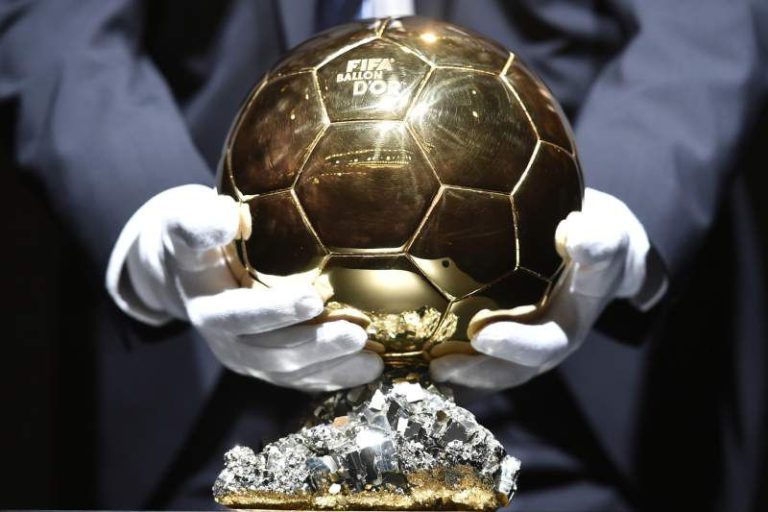 Vídeo polémico… “rouba” Bola de Ouro a Cristiano Ronaldo?