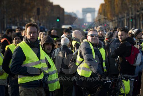 “Coletes amarelos” já se manifestam de novo em Paris