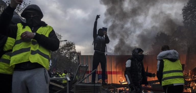 ‘Coletes amarelos’: Violência regressa a Paris, Ministério atacado e ministro evacuado