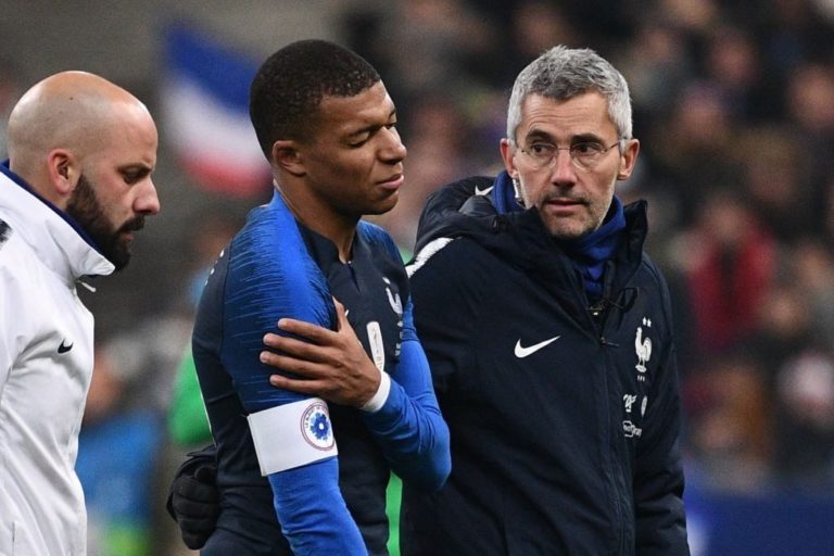 Mbappé desloca o ombro na vitória de França sobre o Uruguai