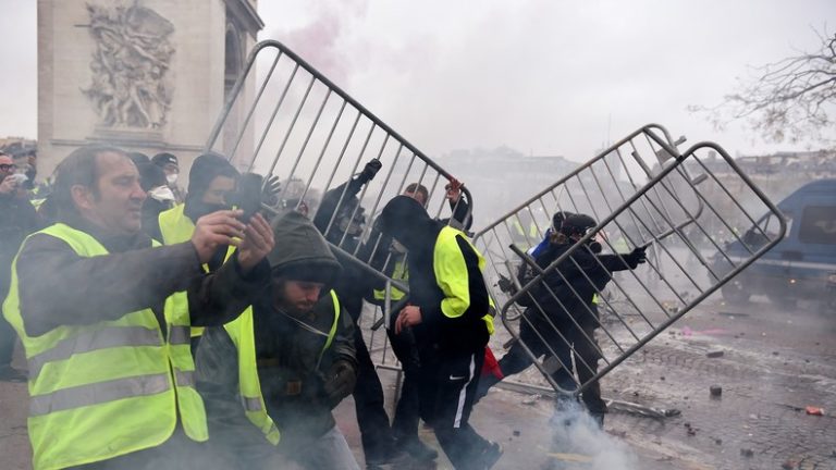 “Isto é uma revolução!” Violência em Paris cada vez mais grave