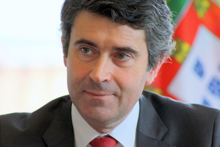 O novo patrão do PS é José Luís Carneiro ex-secretário de Estado das Comunidades – escreve o Expresso