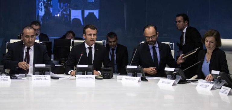 Presidente francês aumenta mobilização de militares