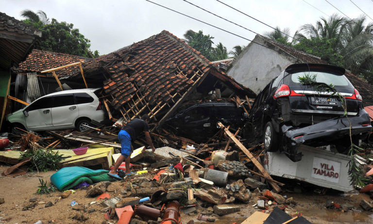 Alerta para novo maremoto na Indonésia. Tsunami de sábado fez mais de 280 mortos. Balanço provisório
