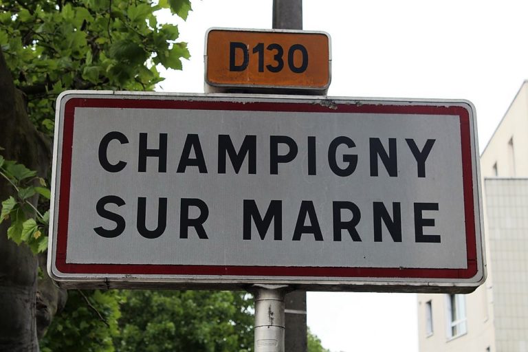 França/Champigny-sur-Marne. Posto da polícia atacado por um grupo de 40 pessoas