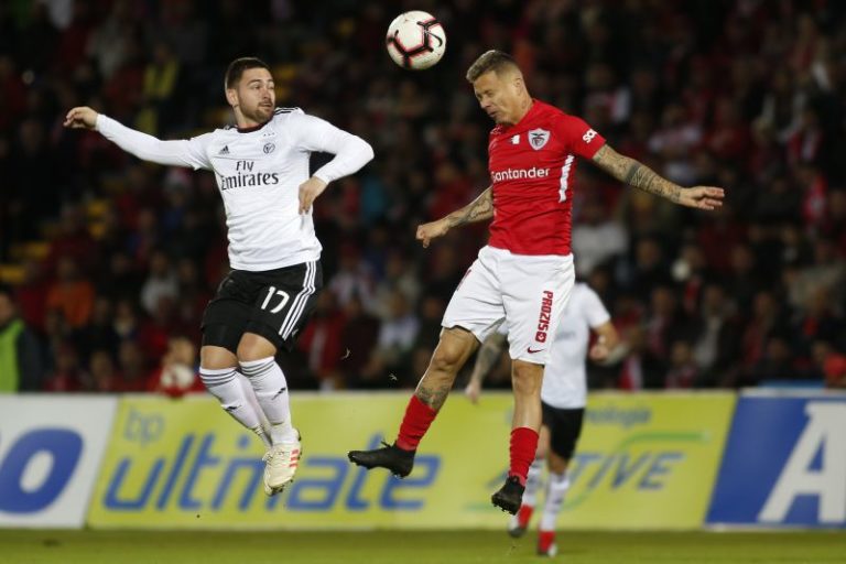 Benfica vence nos Açores e sobe ao segundo lugar