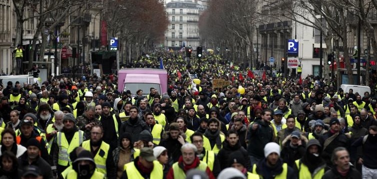 Confrontos em Paris. Coletes amarelos bloqueiam acessos à cidade e cantam “parabéns a você”