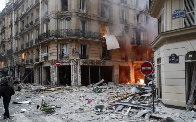 Pelo menos dois mortos. Grave explosão de gás no centro de Paris