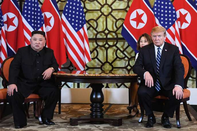 Sem acordo. Trump e Kim: as duas fotos que falam por si