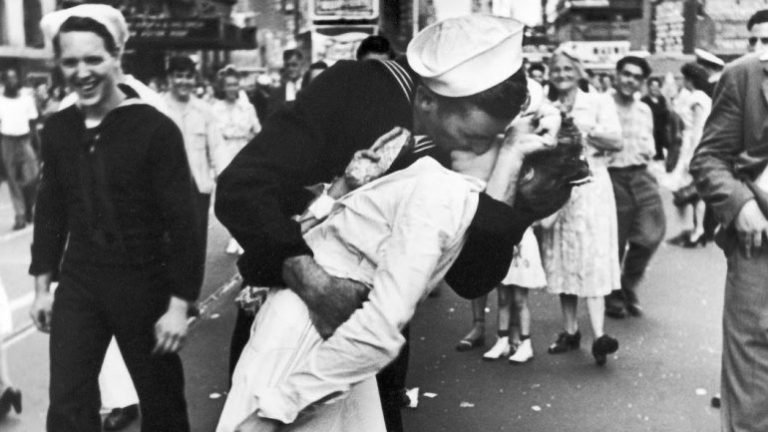 Morreu o lusodescendente protagonista da famosa foto do beijo em Times Square