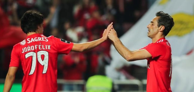 Liga Portuguesa de Futebol. Benfica goleia Chaves e continua a um ponto do FC Porto, Sporting empata na Madeira