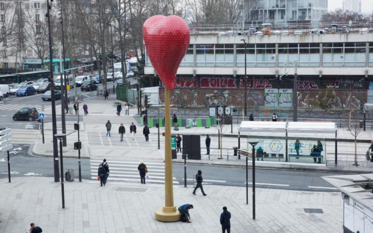 Coração vermelho luminoso e rotativo de Joana Vasconcelos ilumina Porta de Paris. Veja as fotos