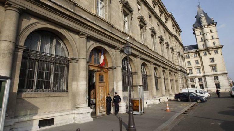 Dois polícias franceses condenados a sete anos por violarem uma turista