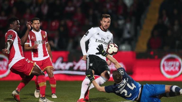 Benfica vence nas Aves (0-3) e segue a um ponto do FC Porto