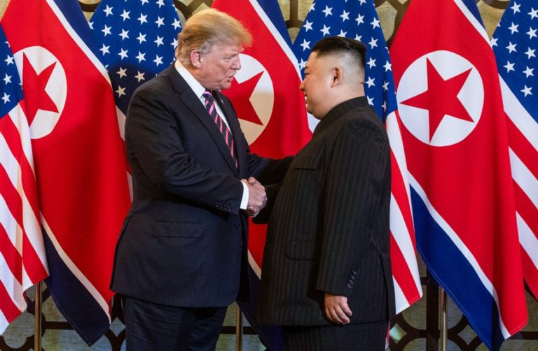 Trump e Kim em Hanói. A foto do aperto de mão da praxe.