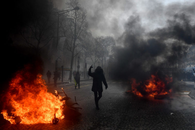 Paris em guerrilha urbana: um dia de caos