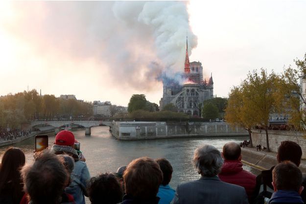 Notre Dame. Autoridades francesas pedem a crianças e grávidas análises ao chumbo no sangue