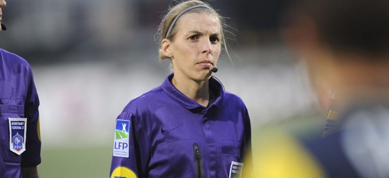 Liga francesa terá pela primeira vez uma mulher a arbitrar um jogo