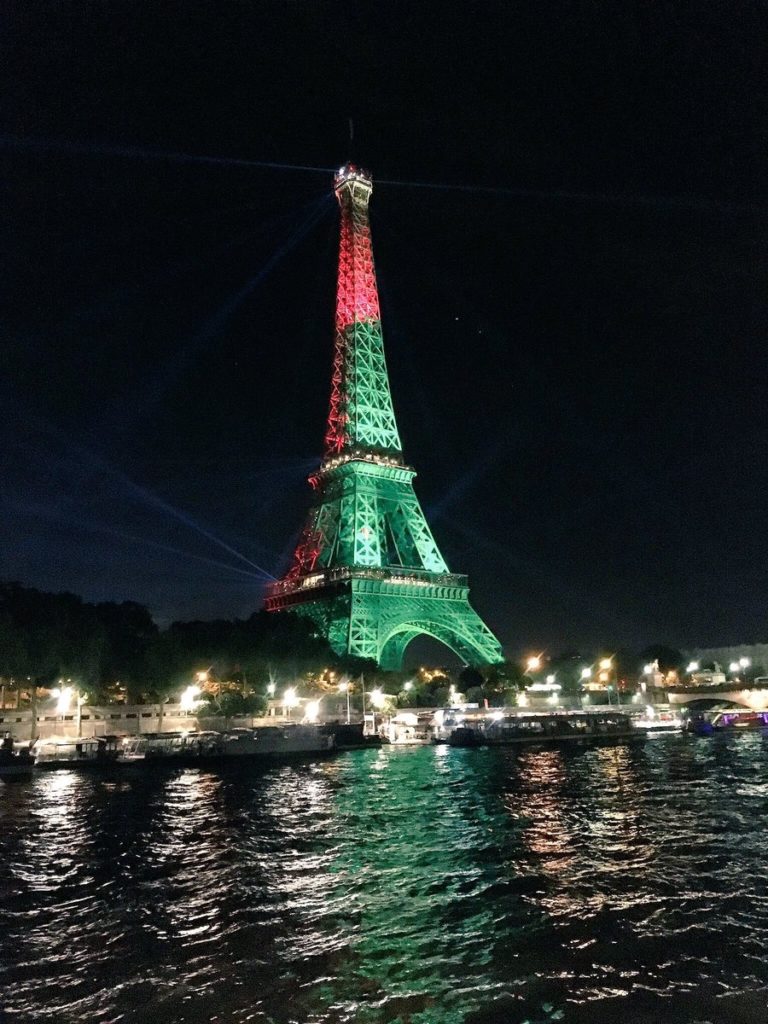 É mais fácil ser embaixador num país onde os portugueses conseguem colorir a Torre Eiffel. Opinião