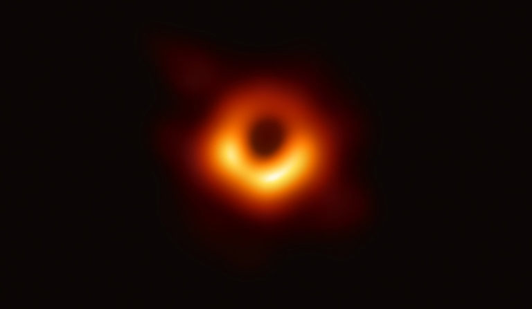 Cientistas revelam em Bruxelas primeira imagem de sempre de um buraco negro
