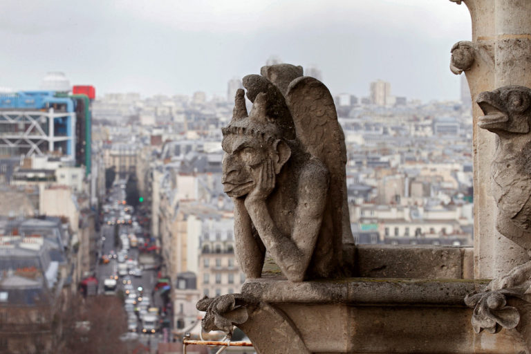 Tesouros de Notre-Dame salvos mas reconstrução vai dar debate