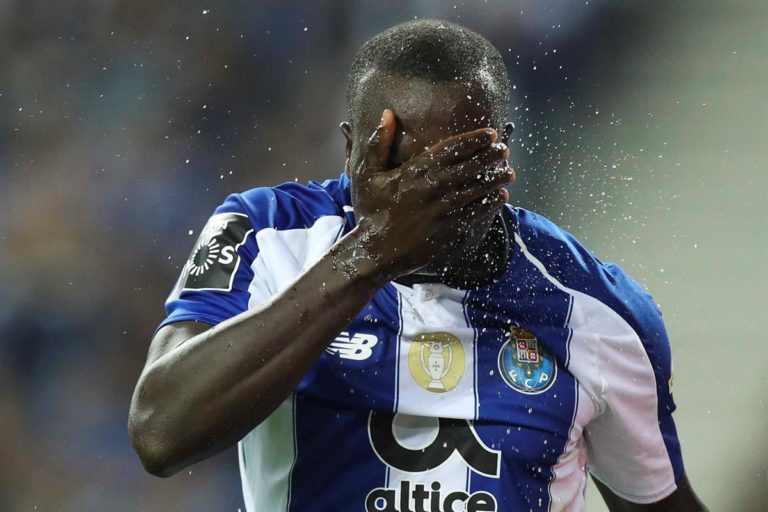 Aboubakar contrai microrrotura na coxa esquerda durante treino do FC Porto