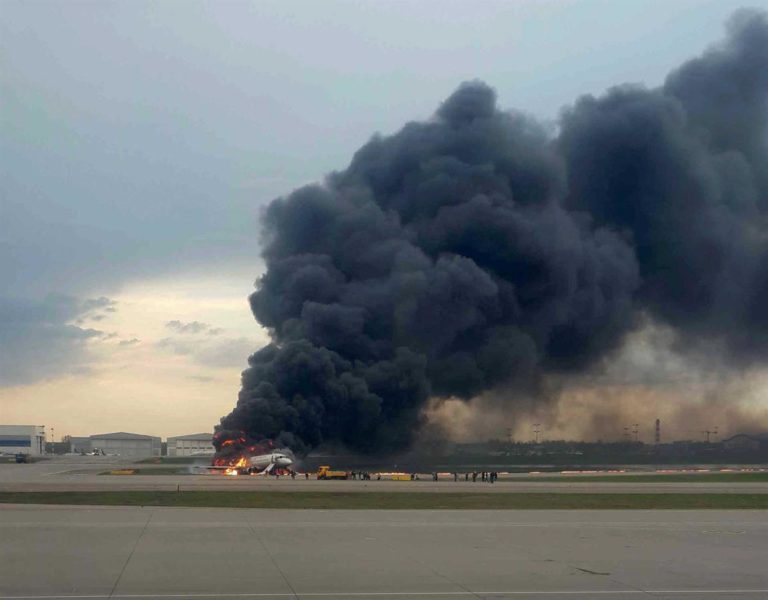 Passageiro filma aterragem de avião russo em chamas