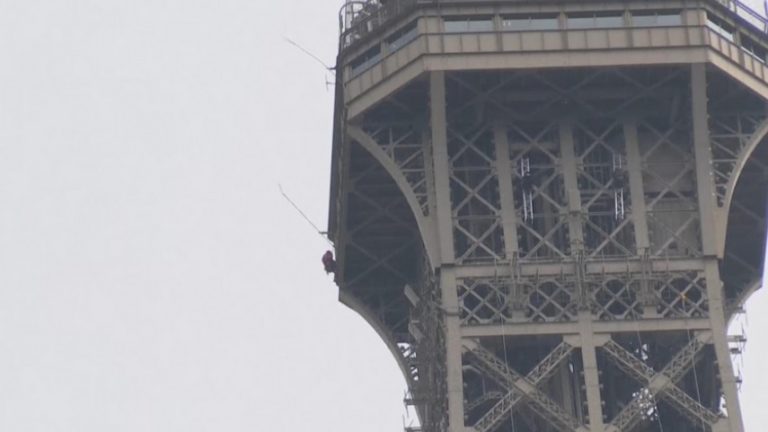 Torre Eiffel evacuada devido a uma pessoa estar a escalar o monumento