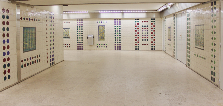 Inauguração 25/11. Mais azulejos de Cargaleiro no Metro de Paris. Fotos RTP