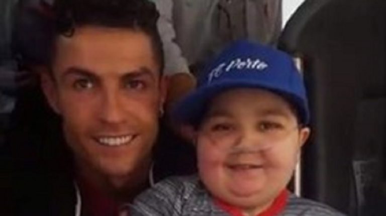 Ronaldo manda parar autocarro para abraçar criança doente