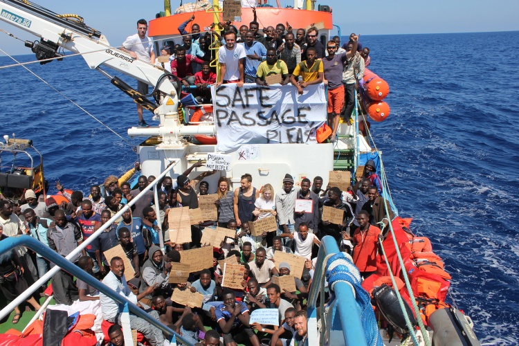Miguel Duarte salvou refugiados no Mediterrâneo. É crime?