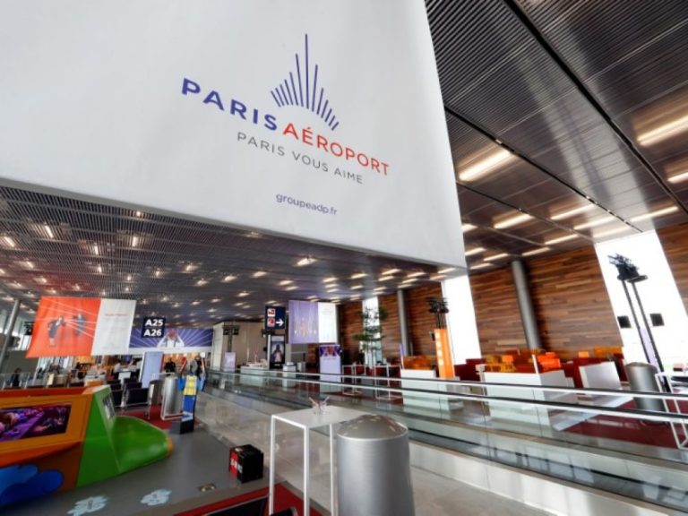 Caso de família com bebé português retidos em aeroporto de Paris desde domingo deve ser resolvido hoje