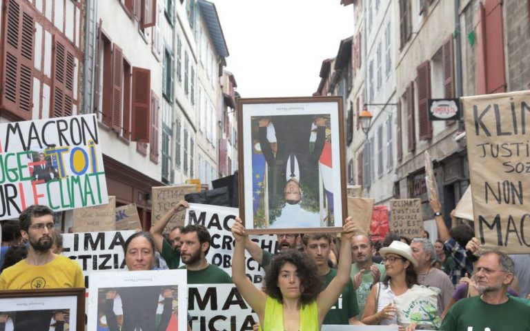 G7: manifestações com fotos oficiais de Emmanuel Macron de cabeça para baixo