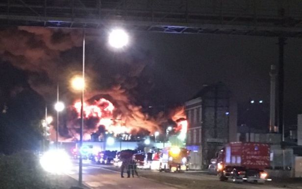 Explosões e incêndio numa fábrica química de Rouen. 11 freguesias atingidas pelo fumo espesso