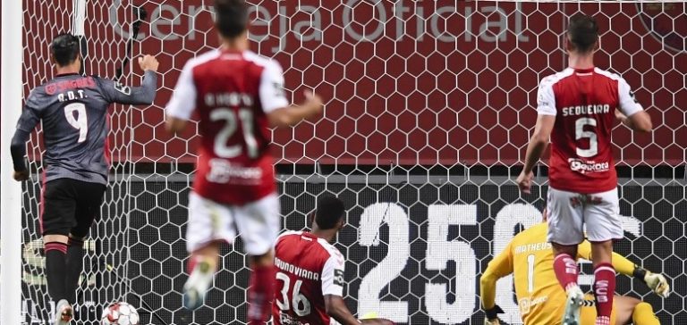 Liga Portuguesa de Futebol. Benfica goleia em Braga (4-0) e iguala FC Porto na segunda posição