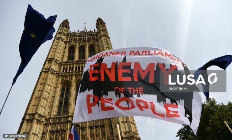 França rejeita novo adiamento da saída e Governo britânico admite recorrer a tribunal