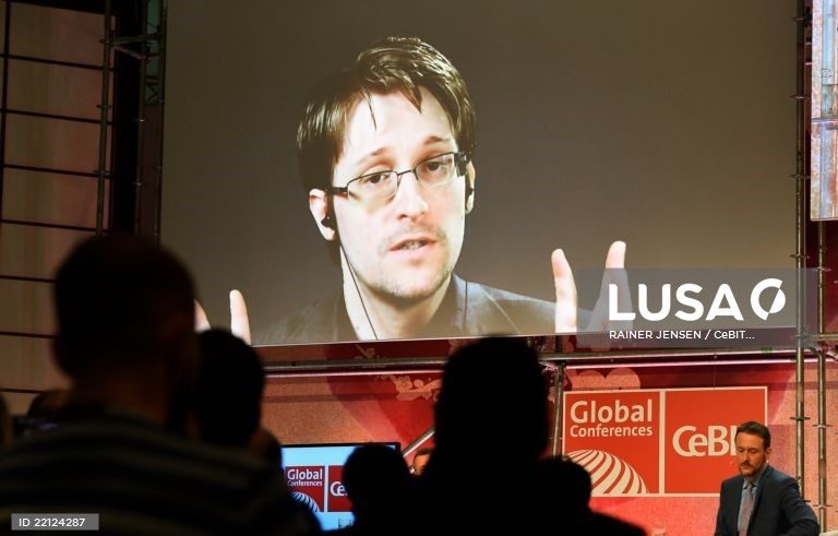 Edward Snowden pede asilo ao Presidente francês